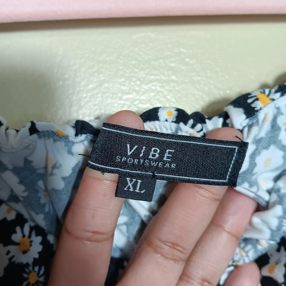 Vibe Daisy print bodysuit. Off the shoulders. Size XL - Picture 4 of 6